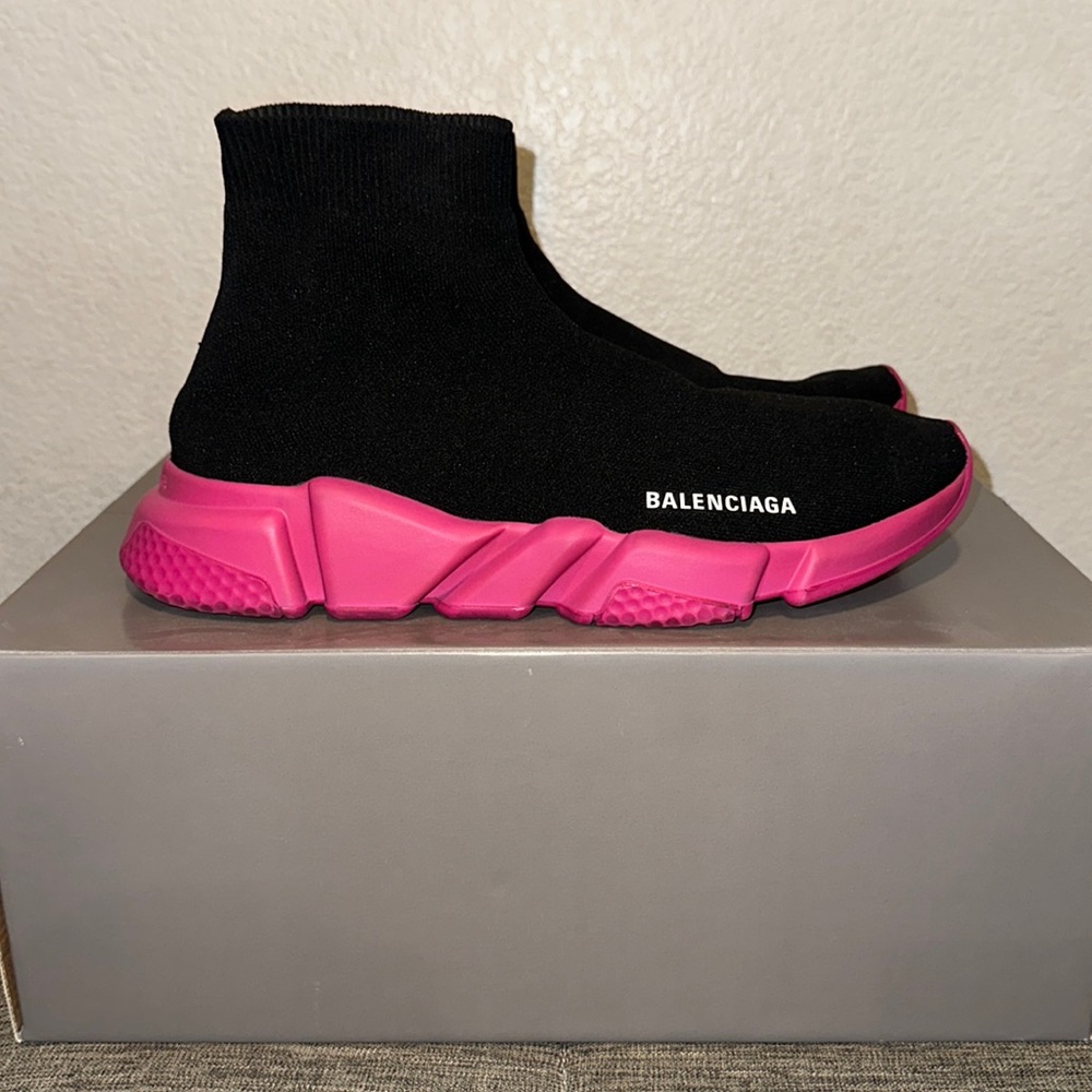 Balenciaga speed trainers size EU42. I’m a US men’s 10 and they fit me fine.
